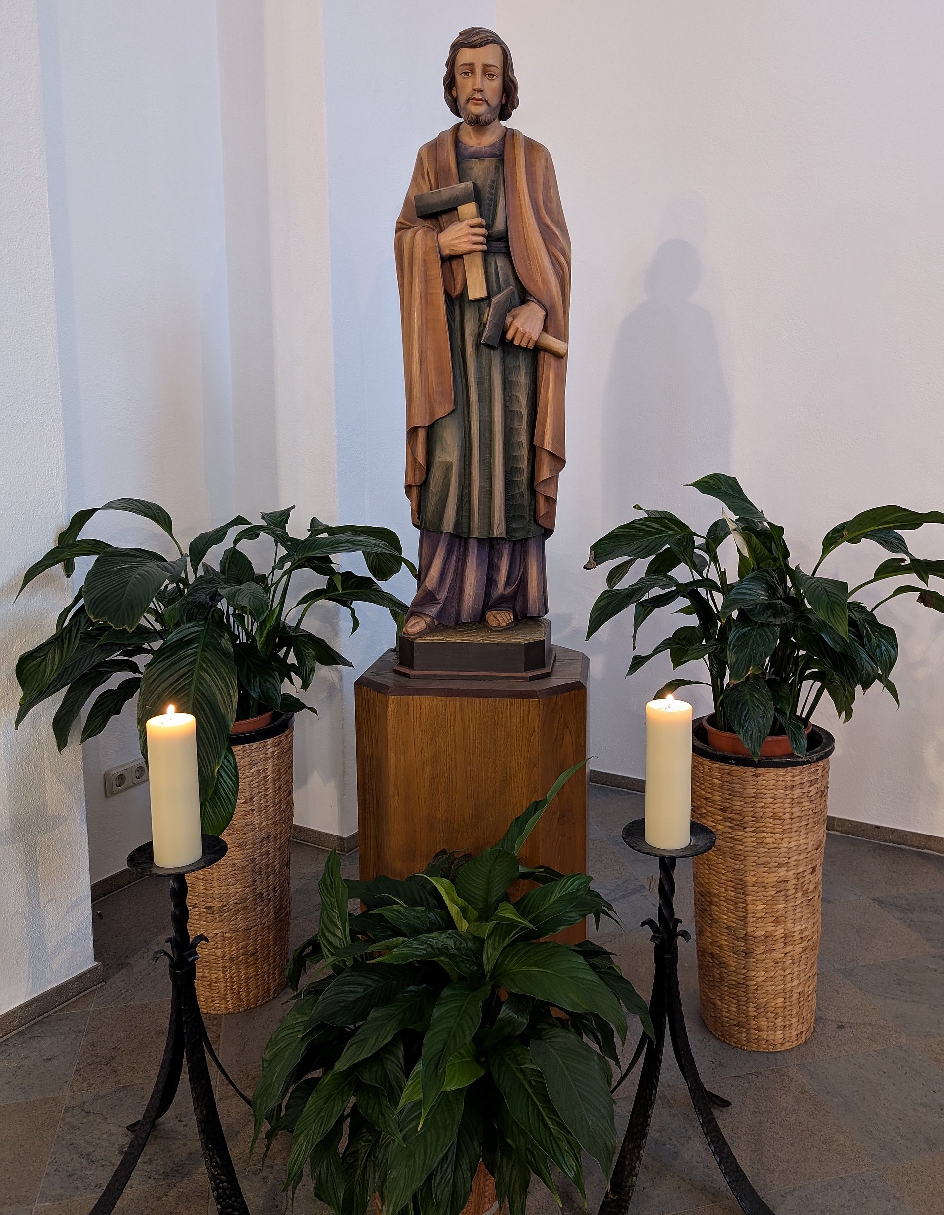 Figur des Heiligen Josef im Altarraum