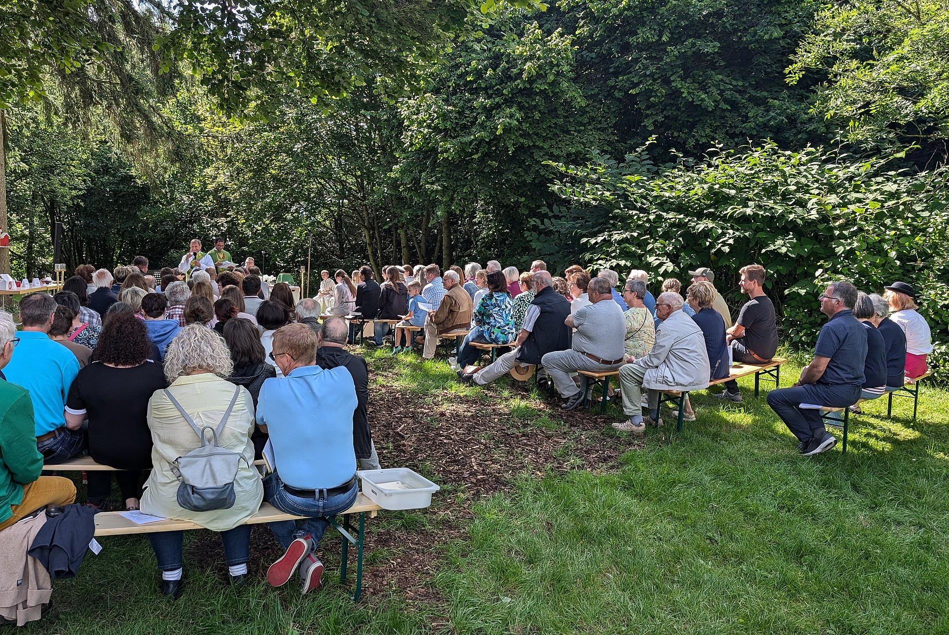 Helferfest 2024 auf der Wiese rund ums Pfarrhaus Weidenhahn